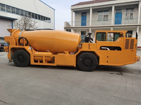 礦用濕噴臺車(chē)，礦用混凝土泵，礦用攪拌機發(fā)貨